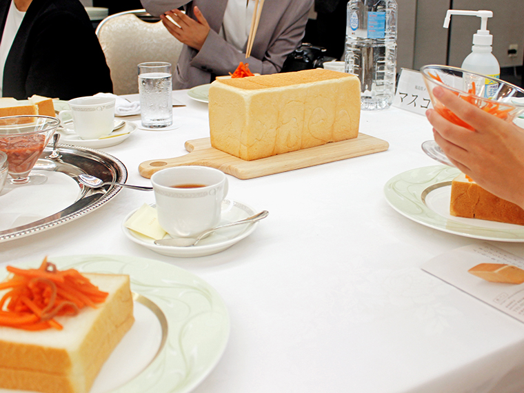 そして、後を追うように同テーブルの皆さんの高級食パンの上にもイカニンジンが……