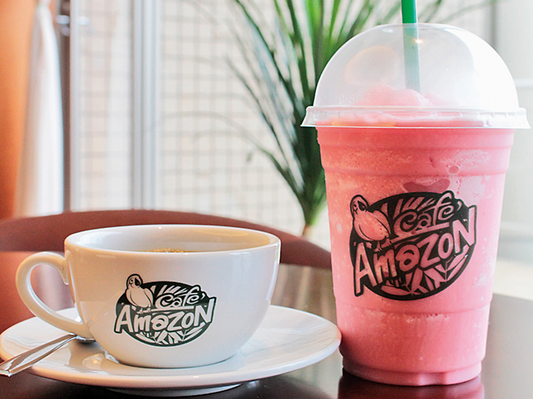 『Café Amazon(カフェ・アメイゾン)』でおすすめのホットコーヒー(400円)といちごスムージー(600円)