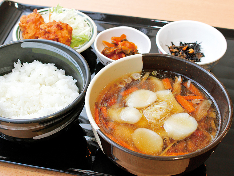 「マミーすいとん定食」(650円)。鶏肉の旨味が染みた甘じょっぱい汁の中に、ニンジンやゴボウなどの野菜や、もちもちとした食感のすいとんが入っている