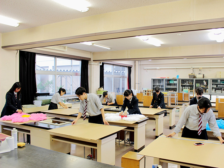 ビッグアートを制作中。生徒の皆さんも何ができ上がるか当日まで知らないそう!