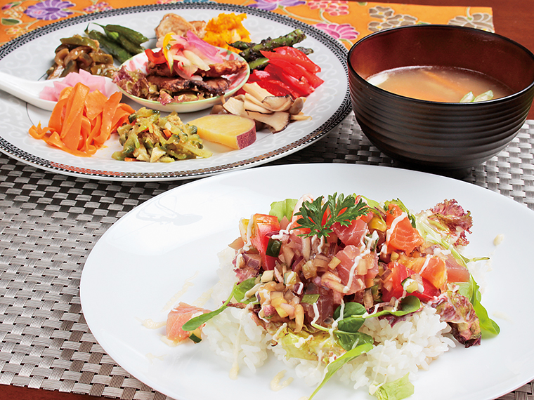 「症状別日替り和漢膳ランチ」(1,300円)。この日はがん予防に効果が期待できるメニューの1つ「ハワイアン海鮮丼」と、前菜、すいとん汁。プラス200円で選べるデザート付きに!