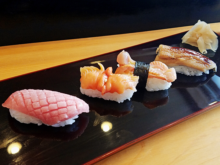 眩いほどの中トロ(770円)、赤貝(660円)、赤貝のヒモ、煮穴子(440円)