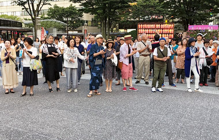 2019年7月にも開催。多くの人で、駅前に美しい古関メロディーを響かせた