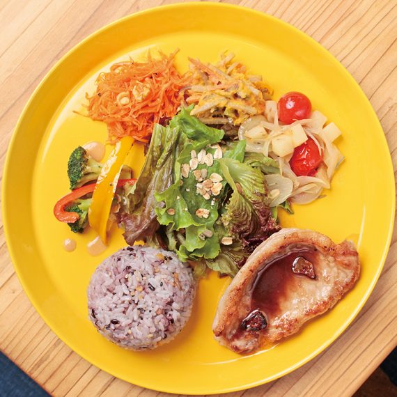 「本日のワンプレートランチ(スープ付き)」(1,320円)。メイン料理は週替りで提供。この日は「豚ロースの赤ワインソース」。「米澤豚1番育ち」を濃厚な赤ワインソースで焼いて仕上げるそう。柔らかな肉の食感を堪能して