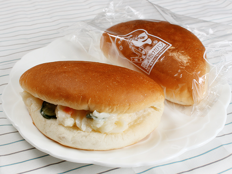 ポテトサラダがぎっしり。「サラダパン」（1個・173円）