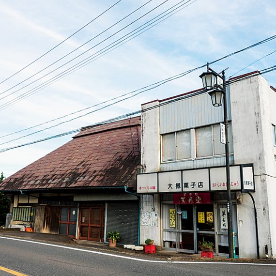 どこか懐かしいレトロな外観。創業時から変わらぬ味わいの「あんぱん」（108円）は、赤糖の入った香ばしい皮に水あめ入りのあんが詰まった饅頭だ