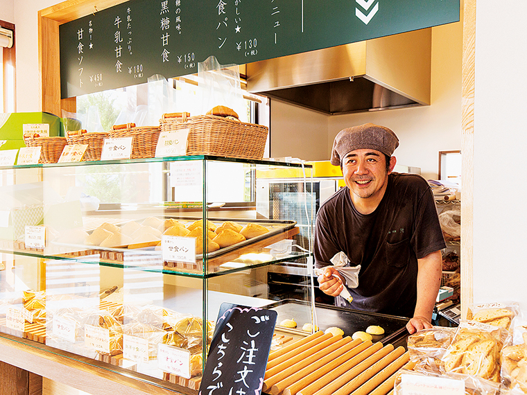 ふんわりと甘い香りが漂う店内。1日に何度も焼き上げるので、出来たてが食べられる。イートインもテイクアウトも1階のショーケース脇でオーダーする。写真はオーナーの佐々木さん