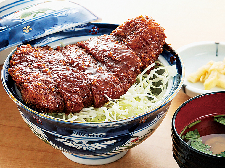 「麓山高原豚ソースかつ丼」(1,100円)。ジューシーな豚カツと特製の甘辛ソース、うまみたっぷりご飯の三位一体のおいしさ