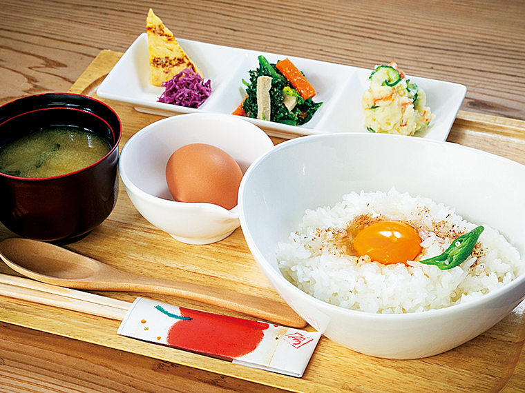 農産物直売所併設の『直売カフェこころや』では卵かけご飯ランチを味わえる（605円～）