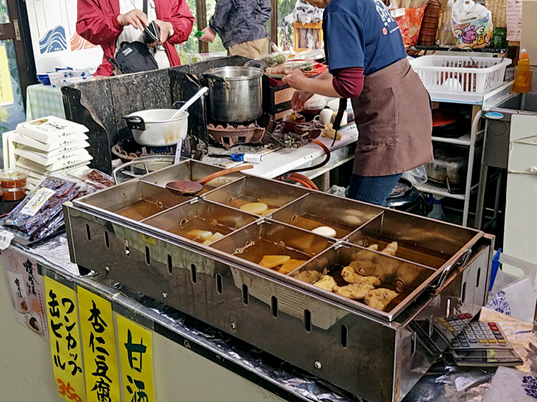 魅惑のおでんブース。お客さんのリクエストにテキパキ応える姿はまるでDJ