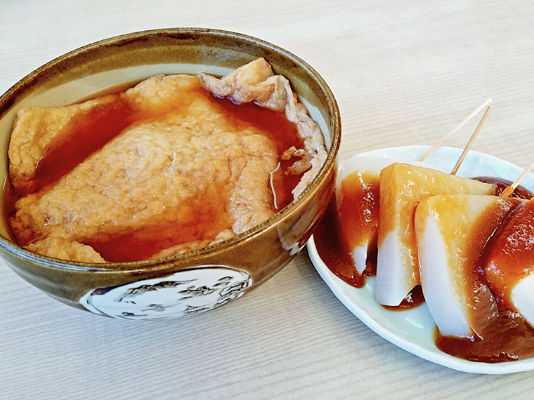 びっくりきつねそば(650円)と味噌おでん(300円)