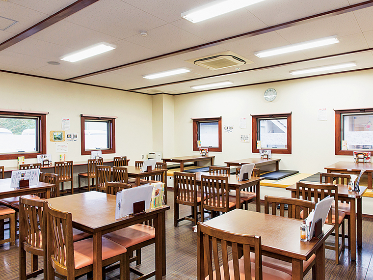 「そば蔵 旬楽里」では国産そば粉を100%使った打ち立て十割そばのランチ(850円)も定番人気