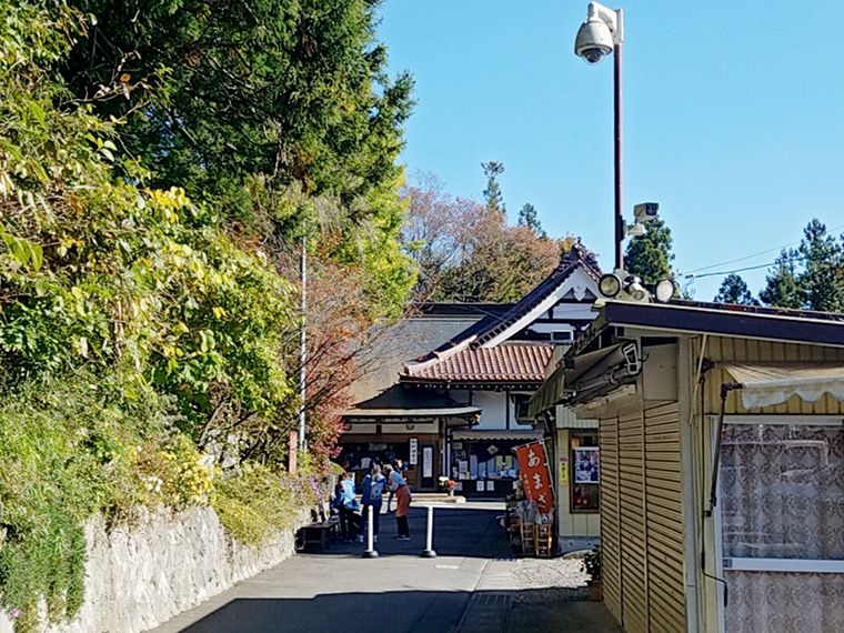 駐車場から総受所を望むと、来たぞという気持ちに