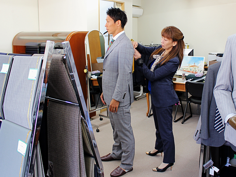 今回の撮影では、『（株）ジェンツ』で既に仕立てたスーツをお借りしたのですが、実際は採寸して、一人一人に合ったスーツを仕立てます