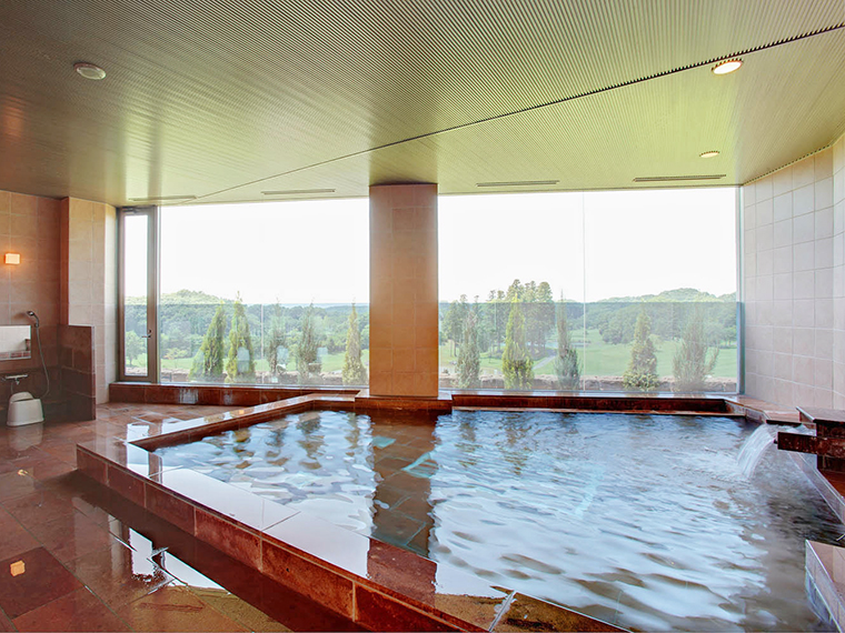 大きな窓から景色を堪能できる大浴場