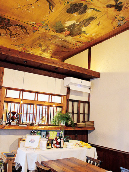 明治後期から大正初期に建てられた骨董品店をリノベーションした店内。天井には、大猷院(たいゆういん)の修復師が描いた見事な花鳥風月の絵が描かれている