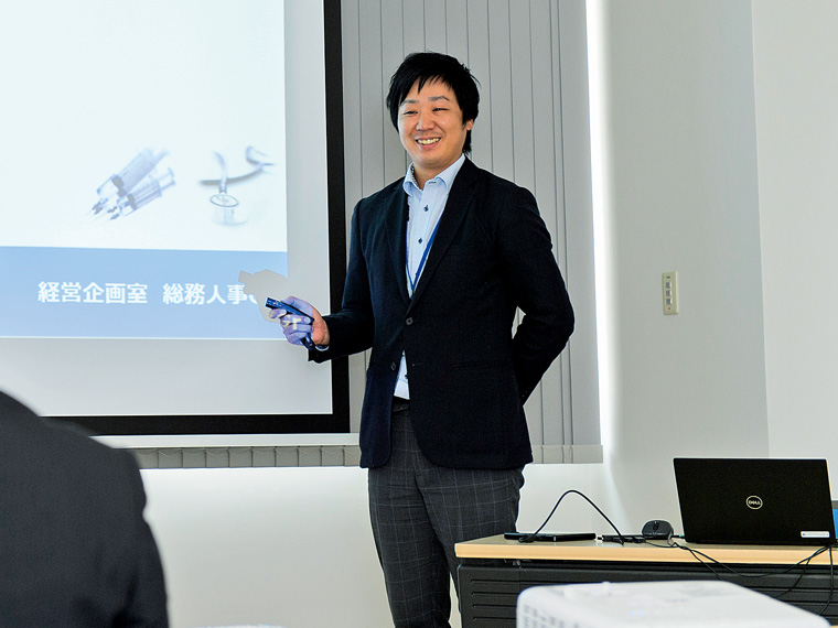 採用担当の総務人事グループ・本泉一樹さん。「まずは会社説明会などで社内の雰囲気を見に来てください」