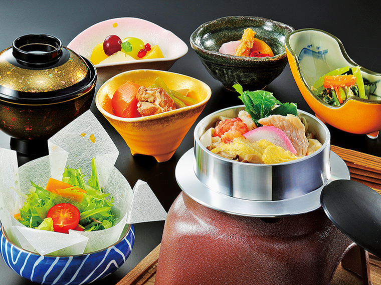 選べるランチは写真の釜飯のほか、海鮮ちらし、エゴマ豚焼き、天ぷら、カレーから選ぶ(写真提供/栄楽館)