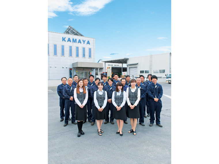 金属・廃棄物リサイクルを行う本社工場前にて。結束力を活かし日々取り組む