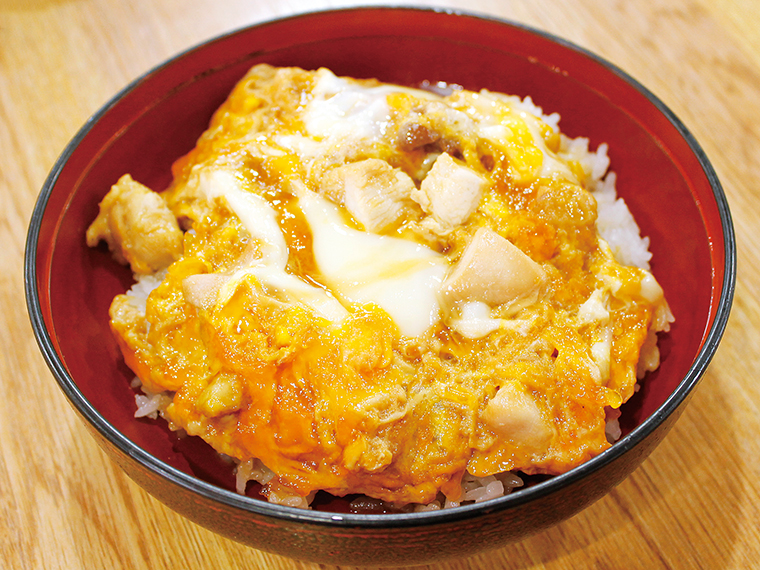 「伊達鶏親子丼」（750円）。漬物、みそ汁が付く