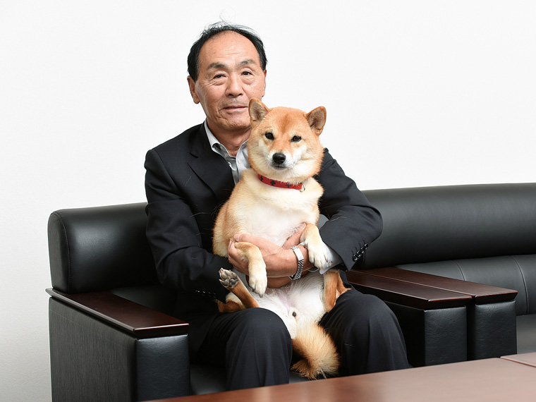 代表取締役の高橋社長といつも社員を和ませている看板犬のハナちゃん