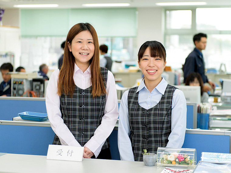 営業補助などを行う内山愛奈さん(左)、遠藤美佳さん(右)。温かい人間関係が魅力と笑顔