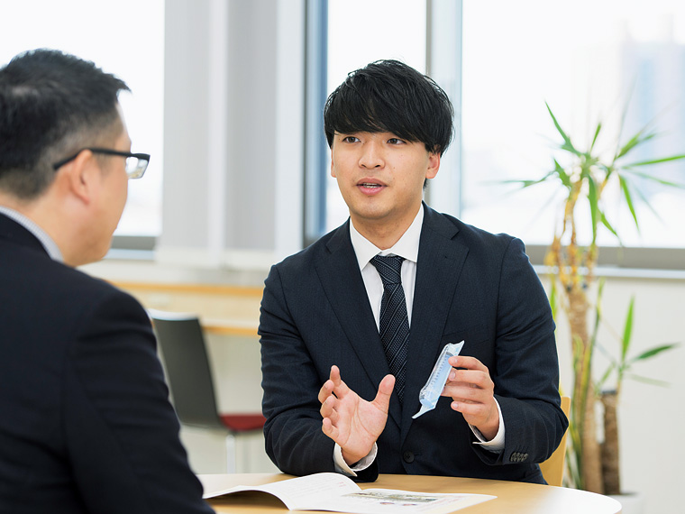 製品提案中の営業担当・天野祐貴さん。営業担当は、医療の質を高め、且つ効率の良い医療につながる製品を提案するため、日々の勉強が欠かせない