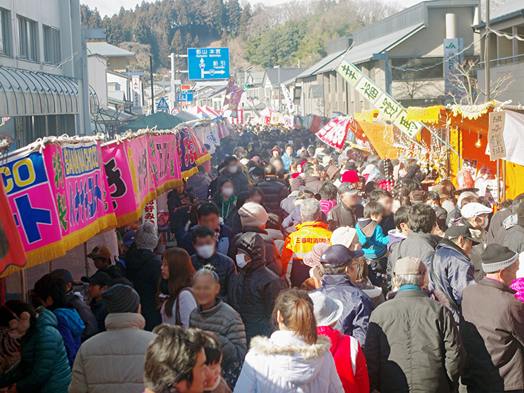 一年の福を求めて、多くの人でにぎわう