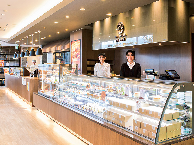 大玉工場に隣接する「大玉ベース店」。店内には焼きたてパンとコーヒーの香りが漂う