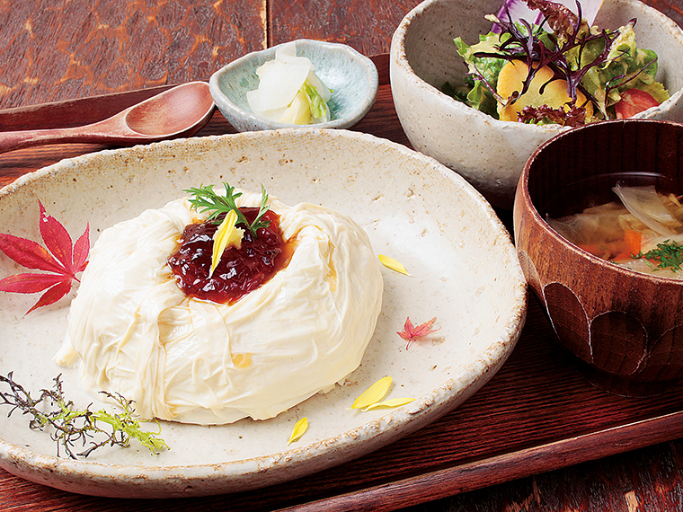 「くみ上げ生湯葉包みごはん」(1,870円)。国産大豆とにがりのみで作られた日光のくみ上げ生湯葉をたっぷりと使用。観光客に人気の一品