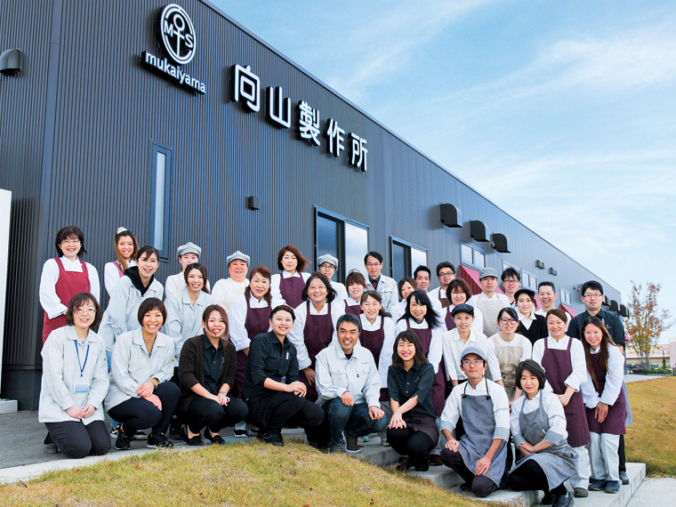 大玉工場、「大玉ベース店」のスタッフと織田社長(前列中央)。社員の9割が女性だという