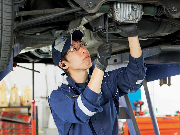 点検・整備を行う髙木さん。もともと車が好きだといい、「社内資格にも挑戦していきたい」と熱意を語ってくれた