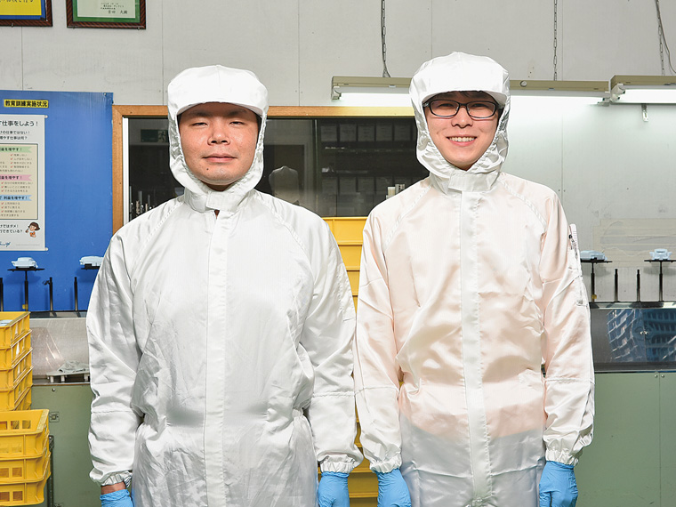 「特別な資格はなくても大丈夫です」と塗装課の阿部大輔さん(左)と照井亮平さん(右)