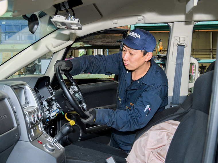 「車の解体部品数1日300以上が目標。手際よくこなしたい」と佐藤優樹さん