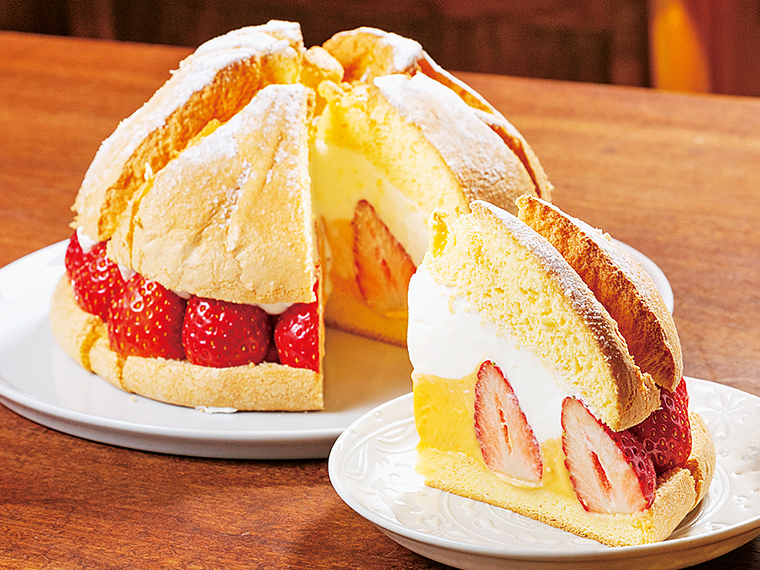 ログハウス調の温もりあふれるカフェ「珈琲香坊」のイチゴケーキ(1カット385円~)。イチゴと生クリームやカスタードを口当たりの良い生地でサンド。濃厚ながらも軽やかな甘さに心が躍る。テイクアウトも可(要予約、電話0247-34-1131、毎週水曜日・最終木曜日定休)