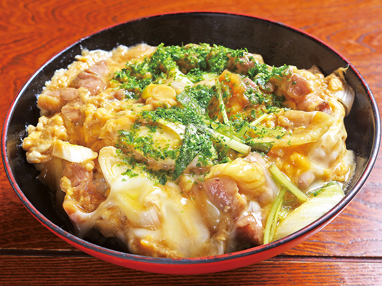 「シャモ親子丼」（750円）※夜は850円。汁物、お新香、コーヒーが付く