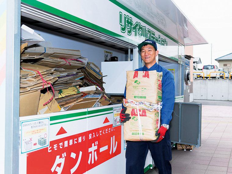 古紙を回収する水野健太さん。「リサイクル事業は今後さらに重要だと思います」