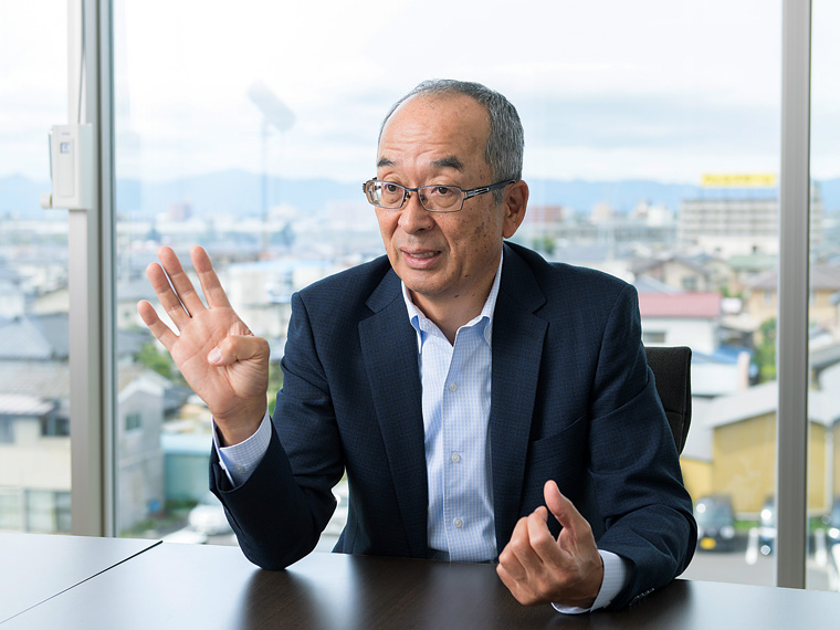 地域や社員への思いを語る権瓶社長