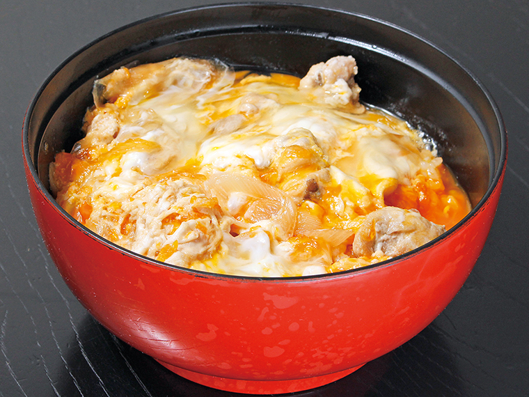 「本宮烏骨鶏の親子丼」(1,100円)。サラダ、みそ汁、お新香が付く
