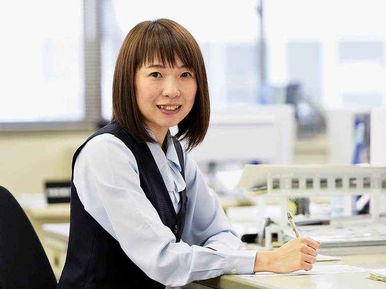 生産管理部・佐藤仁美さん(2004年入社)