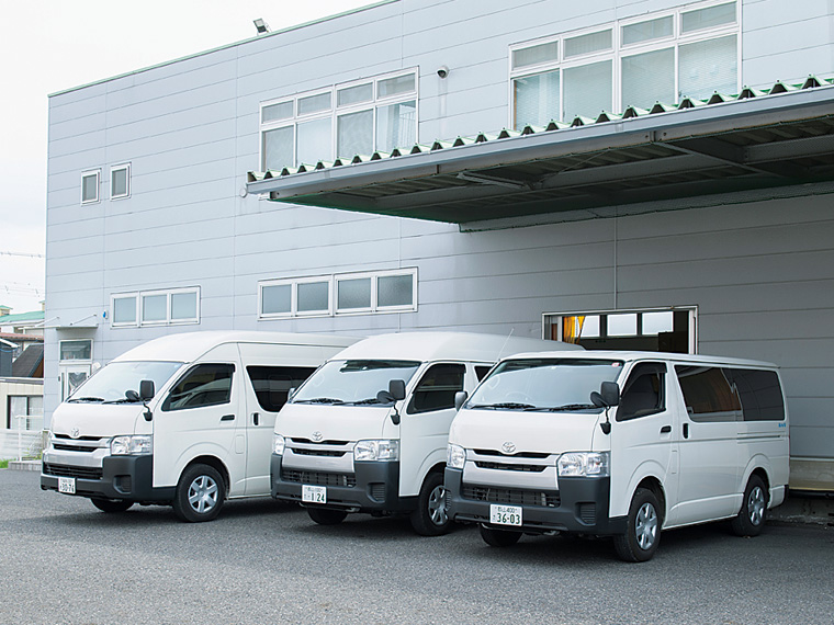 配送車両がズラリと並ぶ本社駐車場