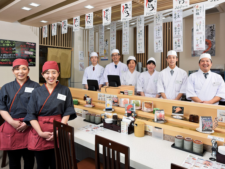 一番新しい店舗で、様々な年代のスタッフが揃う保原店。活気にあふれている