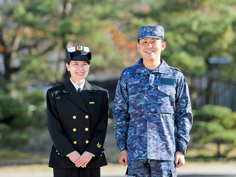 海上自衛官の佐藤 愛さん(左)と平岡直樹さん(右)