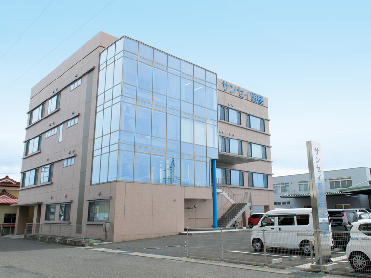 郡山市にある本社・郡山営業所。吹き抜けの階段部分はガラス張りで開放感たっぷり