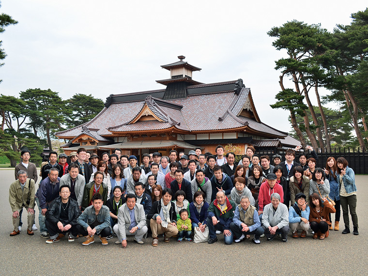 創業時から40年以上続く研修旅行は、毎年全社員が参加。社員同士の交流はその後の仕事の励みにもなる