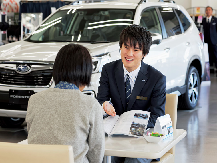 わかりやすい言葉で丁寧な説明を心がけている、入社3年目の菊池 誠さん。「車を購入されたお客様が、点検などで来店されるたびに笑顔を見せてくれるのがうれしい」という