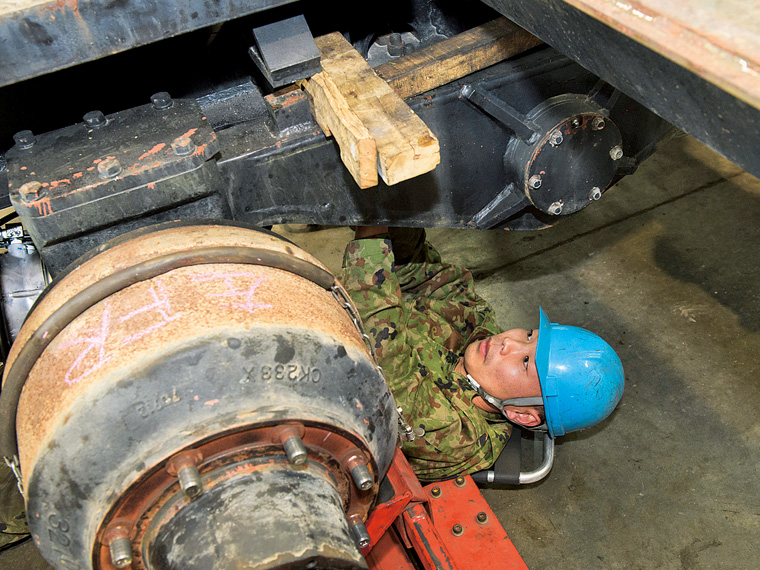 自衛隊の大型トラックを整備する整備員(陸上自衛官)