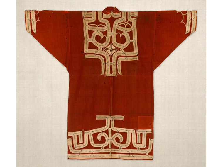 《赤モスリン地切伏刺繍衣裳》日本民藝館蔵