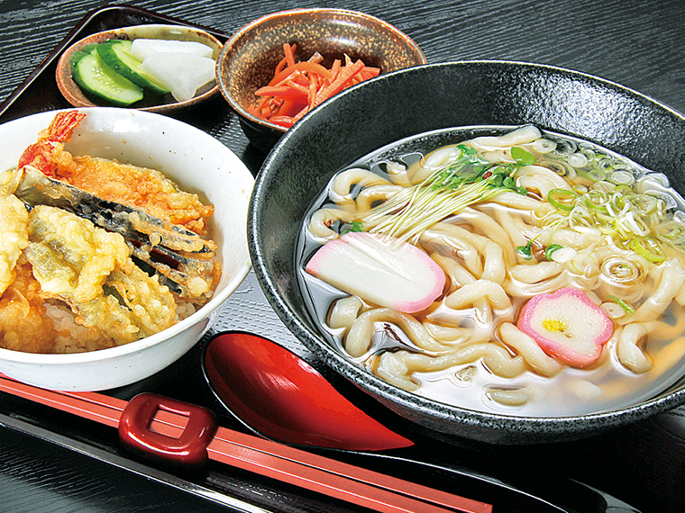 「うどん+ミニ丼ランチセット」(880円) ※写真のうどんは中盛り(300g)。大盛り無料、冷たいうどんにも変更可 ※月〜土曜日のランチタイムのみ(14:30ラストオーダー)