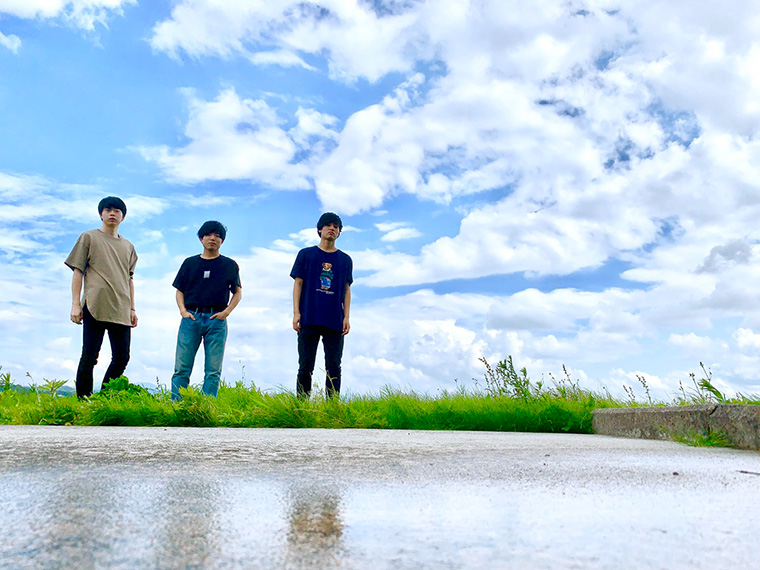 左からながいせんせ(Ba)、ふっしー(Dr)、じゅんじゅわ(Vo&Gt)
